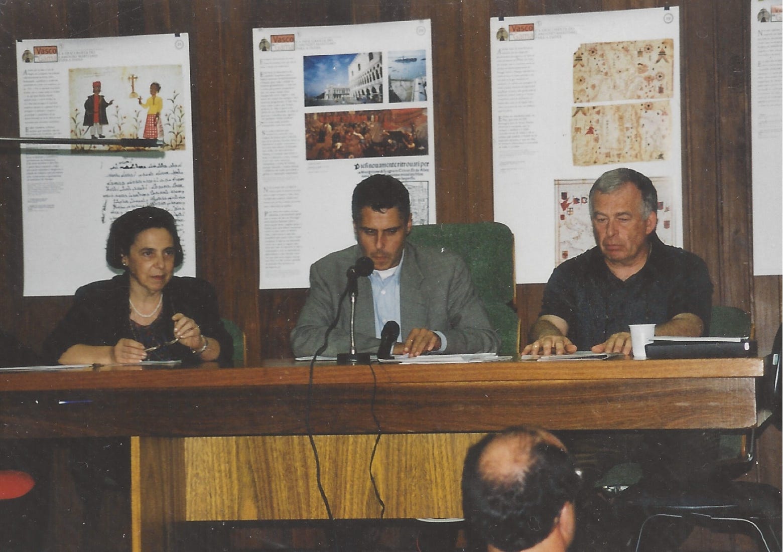Vortrag A.A.Bispo mit Beatriz Basto da Silva und G. Doderer im Rathaus von Joanópolis. Kolloquium Anthropos ludens 1998. Copyright ISMPS